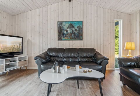 Ahti - 340M from the Sea: Bois, Plafond, Sol, Design Intérieur, Sol, Meubles, Pièce, Domicile, Parquet, Salon