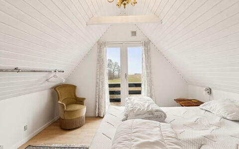 Bena - 2Km from the Sea: Bois, Chambre, Sol, Plafond, Sol, Lit, Design Intérieur, Meubles, Éclairage, Domicile