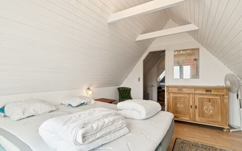 Bena - 2Km from the Sea: Lit, Chambre, Meubles, Design Intérieur, Bois, Plafond, Literie, Drap De Lit, Sol, Sol