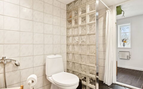 Bena - 2Km from the Sea: Mur, Sol, Sol, Design Intérieur, Siège De Toilette, Tuile, Toilette, Salle De Bains, Plafond, Pièce