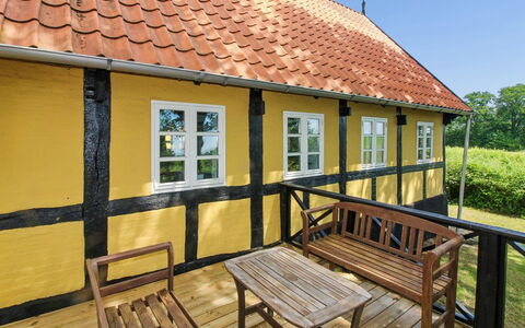 Bena - 2Km from the Sea: Bois, Chalet, Tache De Bois, Ombre, Dur, Conception, Porche, Siding, Planche, Clôture