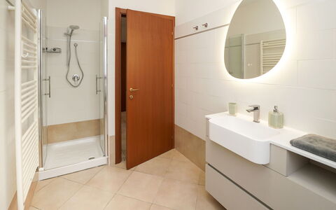 Cà Silvio: Sol, Sol, Design Intérieur, Mur, Luminaire Plomberie, Salle De Bains, Bois, Lavabo, Toilette, Armoire De Toilette