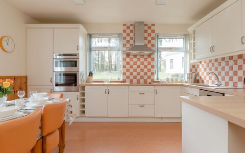 Doonans Cottage: Cuisine, Design Intérieur, Sol, Comptoir, Cabinetry, Bois, Plafond, Sol, Appareil De Cuisine, Meubles