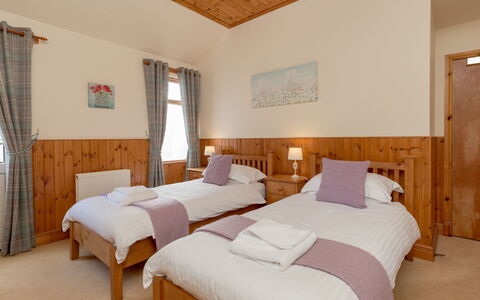 Doonans Cottage: Lit, Chambre, Bois, Sol, Meubles, Sol, Design Intérieur, Drap De Lit, Literie, Cadre De Lit