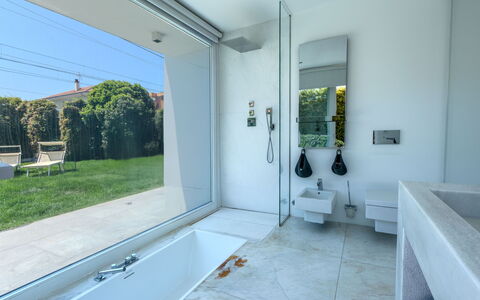 Villa Rosa Del Mare: Sol, Luminaire Plomberie, Design Intérieur, Sol, Salle De Bains, Composite, Plomberie, Robinet, Tuile, Baignoire