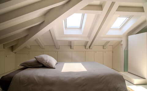 Villa Rosa Del Mare: Bois, Chambre, Design Intérieur, Plafond, Lit, Sol, Sol, Éclairage, Pièce, Literie