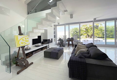 Villa Rosa Del Mare: Design Intérieur, Meubles, Sol, Sol, Canapé, Plafond, Salon, Domicile, Table, Appartement