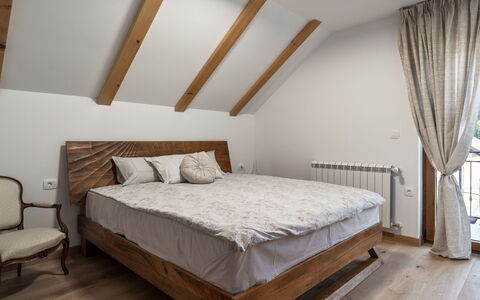 Mountain House Volta 2: Lit, Meubles, Chambre, Design Intérieur, Literie, Sol, Drap De Lit, Sol, Bois, Linge