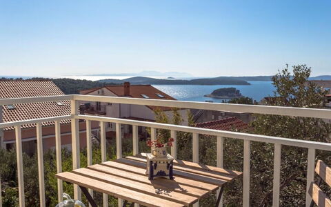 Peaceful Apartment With Beautiful View - Hvar: Zone Résidentielle, Balcon, Appartement, Porche, Crépuscule, Biens, Soirée, Le Coucher Du Soleil, Balustrade, Plate-Forme