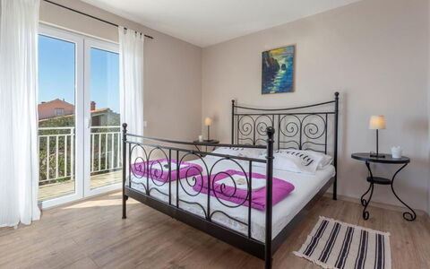 Peaceful Apartment With Beautiful View - Hvar: Meubles, Design Intérieur, Sol, Sol, Lit, Chambre, Pièce, Appartement, Literie, Cadre De Lit