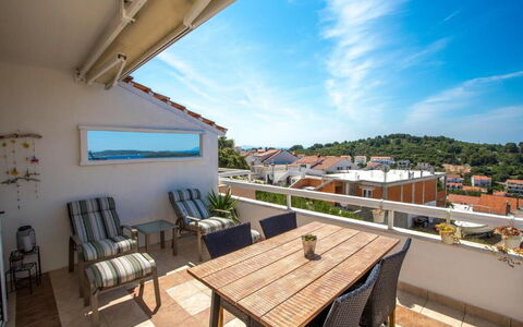 Peaceful Apartment With Beautiful View - Hvar: Appartement, Balcon, Mobilier De Jardin
