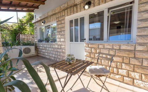 Appartamento Nomads, Ac, Wifi Hvar: Porte, Brique, Ombre, Chaise, Plante D'Appartement, Mobilier De Jardin, Pot De Fleur, Tache De Bois, Siding, Balcon