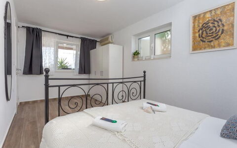 Appartamento Nomads, Ac, Wifi Hvar: Lit, Meubles, Chambre, Design Intérieur, Literie, Drap De Lit, Sol, Pièce, Bois, Sol