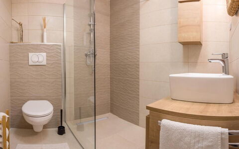 Appartamento Nomads, Ac, Wifi Hvar: Salle De Bains, Sol, Design Intérieur, Luminaire Plomberie, Sol, Mur, Lavabo, Toilette, Évier, Siège De Toilette