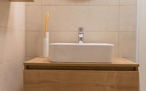 Appartamento Nomads, Ac, Wifi Hvar: Lavabo, Salle De Bains, Luminaire Plomberie, Sol, Évier, Robinet, Design Intérieur, Sol, Marron, Miroir