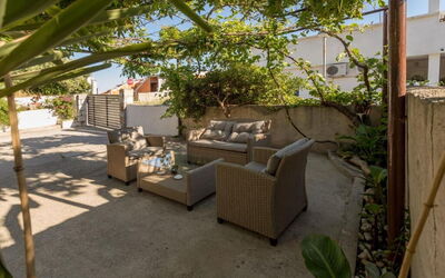 Appartamento Nomads, Ac, Wifi Hvar: Pot De Fleur, Meubles, Mobilier De Jardin, Ombre, Plante D'Appartement, Jardin, Chaise, Cour, Cour