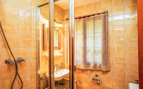 La Capsule: Salle De Bains, Luminaire Plomberie, Mur, Sol, Sol, Design Intérieur, Lavabo, Robinet, Plomberie, Douche