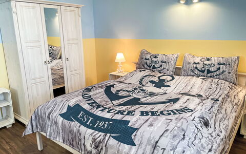 Finca Wismaria: Chambre, Literie, Drap De Lit, Lit, Linge, Meubles, Cadre De Lit, Oreiller, La Table De Nuit, Couette