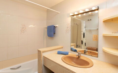 Calonge 750: Miroir, Robinet, Luminaire Plomberie, Évier, Lavabo, Propriété, Salle De Bains, Bâtiment, Bleu Azur, Armoire De Toilette
