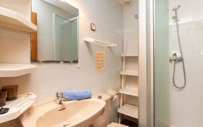 Club 750.3: Miroir, Luminaire Plomberie, Robinet, Évier, Lavabo, Bâtiment, Propriété, Salle De Bains, Tete De Douche, Violet