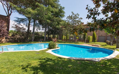 Calonge 750: L'Eau, Plante, Propriété, Ciel, Piscine, Bleu Azur, Ombre, Arbre, Architecture, Herbe