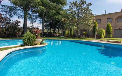 Cabanyes Club 750.6: L'Eau, Plante, Propriété, Ciel, Piscine, Arbre, Bleu Azur, Bleu, Plan D'Eau, Bâtiment