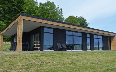 Hildegunda - 600M from the Sea: Toit, Maison, Domicile, Chalet, Porte, Siding, Plate-Forme, Porche, Planche, Dur