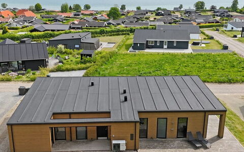 Hildegunda - 600M from the Sea: Toit, Maison, Domicile, Chalet, Porte, Siding, Plate-Forme, Porche, Planche, Dur