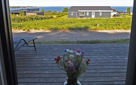 Hildegunda - 600M from the Sea: Toit, Maison, Domicile, Chalet, Porte, Siding, Plate-Forme, Porche, Planche, Dur