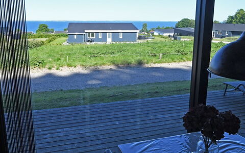 Hildegunda - 600M from the Sea: Toit, Maison, Domicile, Chalet, Porte, Siding, Plate-Forme, Porche, Planche, Dur