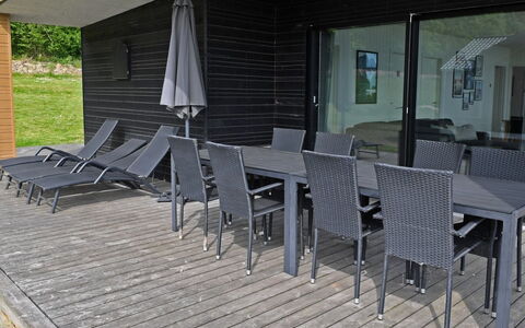 Hildegunda - 600M from the Sea: Toit, Maison, Domicile, Chalet, Porte, Siding, Plate-Forme, Porche, Planche, Dur