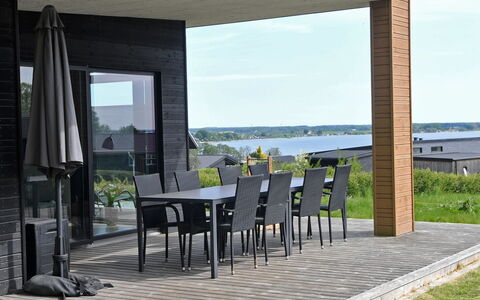 Hildegunda - 600M from the Sea: Toit, Maison, Domicile, Chalet, Porte, Siding, Plate-Forme, Porche, Planche, Dur