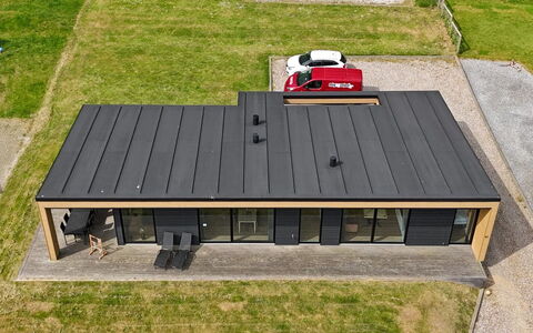 Hildegunda - 600M from the Sea: Toit, Maison, Domicile, Chalet, Porte, Siding, Plate-Forme, Porche, Planche, Dur