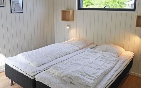 Hildegunda - 600M from the Sea: Chambre, Bois, Lit, Drap De Lit, Literie, Meubles, Linge, Design Intérieur, Cadre De Lit, Sol