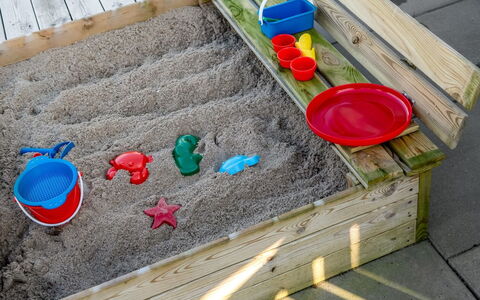 Henri - 1.2Km from the Sea: Équipement Extérieur Play, Le Sable, Jouer, Terrain De Jeux, Plastique, Enfant