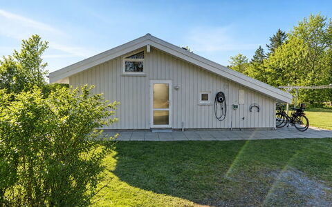 Henri - 1.2Km from the Sea: Domicile, Toit, Chalet, Biens, Batiments Jardin, Siding, Aménagement Paysager, Cour, Ferme, Cabanon