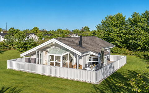 Henri - 1.2Km from the Sea: Domicile, Toit, Chalet, Biens, Ombre, Siding, Porche, Aménagement Paysager, Conception, Cour