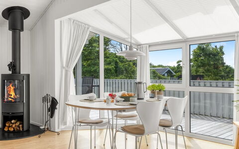 Henri - 1.2Km from the Sea: Meubles, Design Intérieur, Bois, Sol, Sol, Table Cuisine Et Salle A Manger, Chaise, Pot De Fleur, Salle À Manger, Plafond
