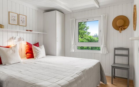 Henri - 1.2Km from the Sea: Chambre, Bois, Lit, Design Intérieur, Sol, Meubles, Sol, Drap De Lit, Literie, Plafond