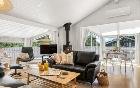 Henri - 1.2Km from the Sea: Bois, Design Intérieur, Canapé, Salon, Parquet, Plafond, Dur, Plante D'Appartement, Chaise