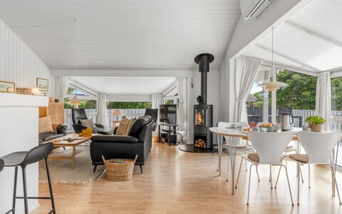 Henri - 1.2Km from the Sea: Bois, Sol, Design Intérieur, Sol, Parquet, Meubles, Plafond, Salon, Chaise, Dur
