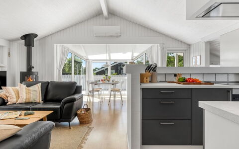 Henri - 1.2Km from the Sea: Sol, Design Intérieur, Bois, Meubles, Plafond, Sol, Cuisine, Parquet, Canapé, Chaise