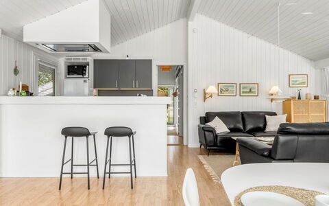 Henri - 1.2Km from the Sea: Design Intérieur, Sol, Meubles, Plafond, Bois, Sol, Cuisine, Parquet, Luminaire, Pièce