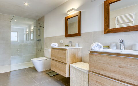 Villa Lumière: Sol, Sol, Luminaire Plomberie, Design Intérieur, Armoire De Toilette, Évier, Lavabo, Salle De Bains, Robinet, Cabinetry