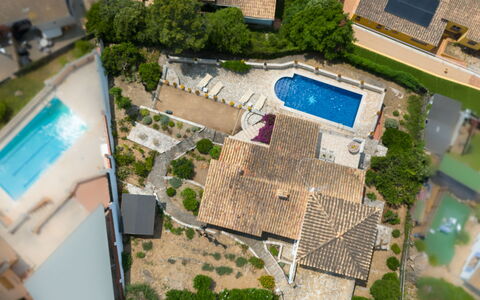 Villa Lumière: Zone Résidentielle, Arbre, Piscine, Maison, Toit, Domicile, Design Urbain, Établissements Humains, Biens, Recours