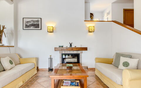 Villa Lumière: Meubles, Design Intérieur, Sol, Mur, Canapé, Sol, Bois, Pièce, Plafond, Salon