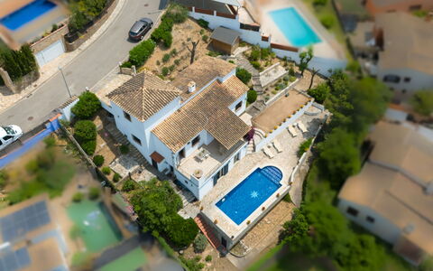 Villa Lumière: Piscine, Zone Résidentielle, Ville, Maison, Domicile, Établissements Humains, Recours, Biens, Hacienda, Villa