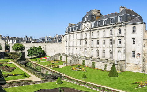 T2 avec Balcon,Calme et Près du Port: Façade, Biens, Palais, Jardin, Manoir, Demeure Seigneuriale, Résidence Officielle, Pelouse, Aménagement Paysager