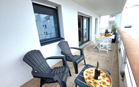 T2 avec Balcon,Calme et Près du Port: Appartement, Sol, Meubles, Chaise, Balcon, Condominium, Table Cuisine Et Salle A Manger, Tache De Bois, Hôtel, Table Basse