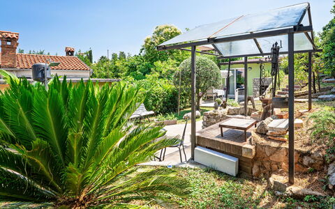 Villa Nika: Jardin, Pot De Fleur, Ombre, Eco Hôtel, Structure En Plein Air, Arrière-Cour, Aménagement Paysager, Plante D'Appartement, Cour